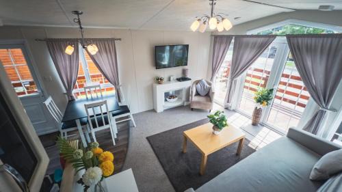Morpeth Cabin | Angie's Haven, Superb 2 Bedroom Lodge with Hot Tub - Sleeps 6 - Felmoor Park