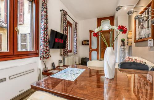 Pavia Apartment | ANGOLO DI CORSO CAVOUR - Ultimo piano centrale e luminoso