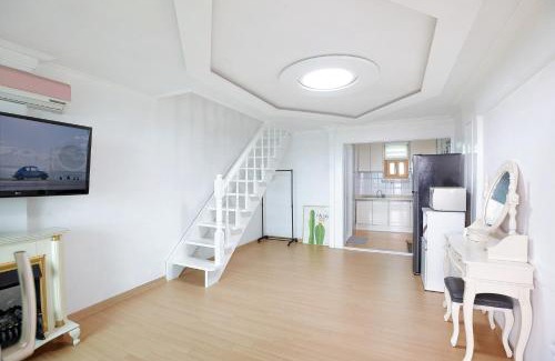 Nam House | anmyeondo gold hue pension