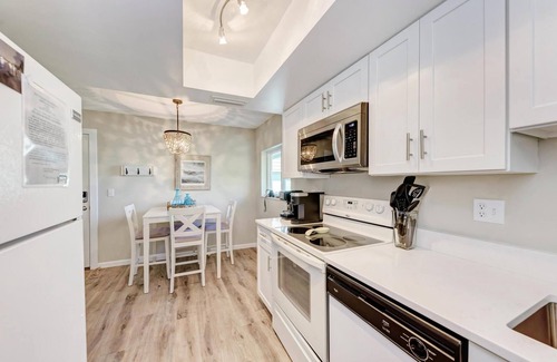Bradenton Beach Condo | Anna Maria Island Beach Palms 8B