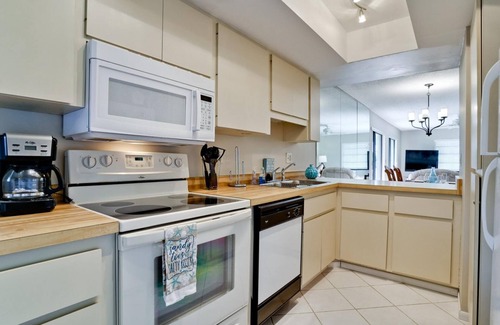 Bradenton Beach Condo | Anna Maria Island Beach Palms 8B