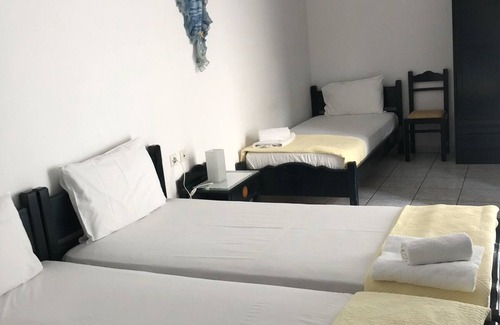 Adamas House | Anna Zisimos Rooms