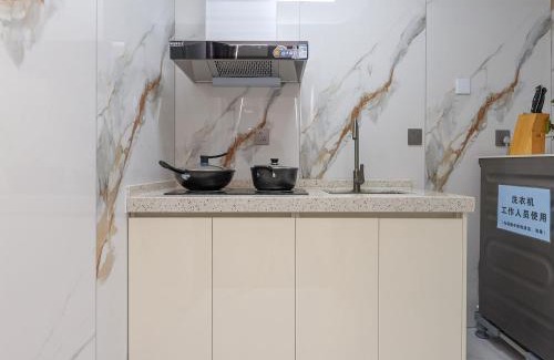 Kunming City Centre Apartment | Annie Apartment - only 120 metres from Metro Line 2 Exit B of Chuanxingulou