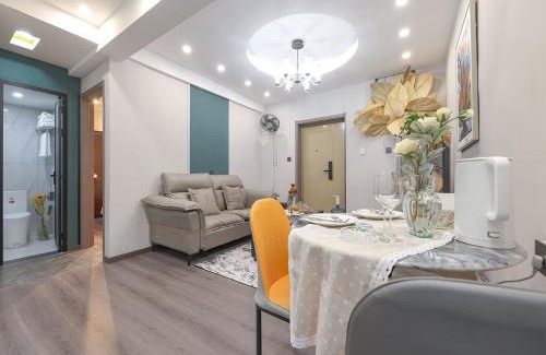 Kunming City Centre Apartment | Annie Apartment - only 120 metres from Metro Line 2 Exit B of Chuanxingulou