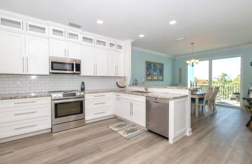 Marathon Villa | ANY DAY CHECK-IN TIL DEC! 5/5 Villa, Dock, Private Pool, Elevator, Walk to Beach