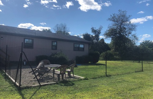 Saylorsburg Ski Chalet | APACHE - Dog Friendly FENCED YARD Chalet