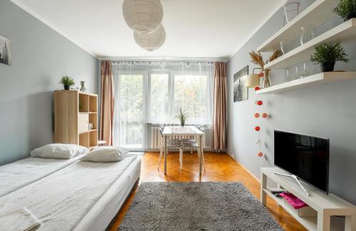 Klodzko Miasto Apartment | Apartament Wiosenny 52m2 Kłodzko - Osobne Sypialnie, Wśród Drzew, Balkon, Spokój