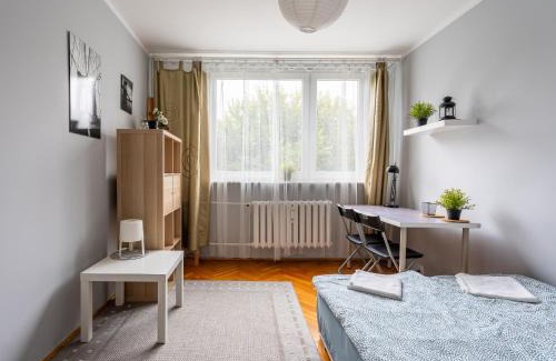 Klodzko Miasto Apartment | Apartament Wiosenny 52m2 Kłodzko - Osobne Sypialnie, Wśród Drzew, Balkon, Spokój