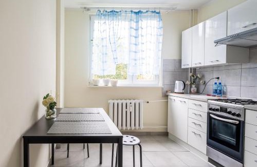 Klodzko Miasto Apartment | Apartament Wiosenny 52m2 Kłodzko - Osobne Sypialnie, Wśród Drzew, Balkon, Spokój
