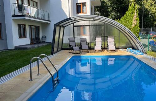 Jastrzebia Gora Apartment | Apartament z ogródkiem, basen, garaż, Villa 4 Pory Roku