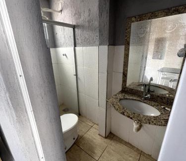Patos de Minas Apartment | Apartamento 102 - Suíte com ar condicionado