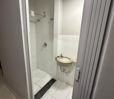 Patos de Minas Apartment | Apartamento 110 - Suíte com ar condicionado