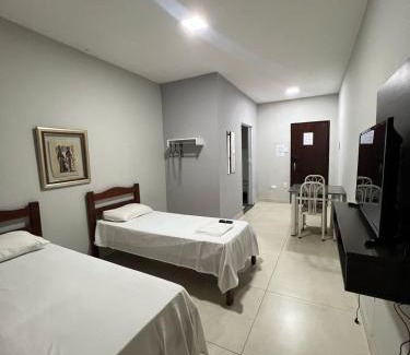 Patos de Minas Apartment | Apartamento 110 - Suíte com ar condicionado