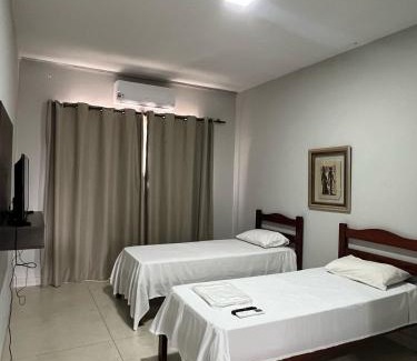 Patos de Minas Apartment | Apartamento 110 - Suíte com ar condicionado