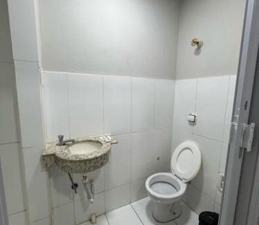 Patos de Minas Apartment | Apartamento 110 - Suíte com ar condicionado