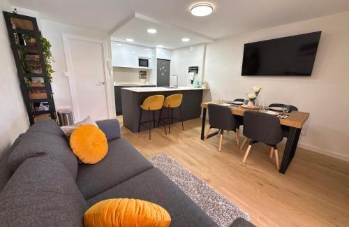 Salou City Centre Apartment | Apartamento entero céntrico con piscina, gran terraza y al lado de la playa