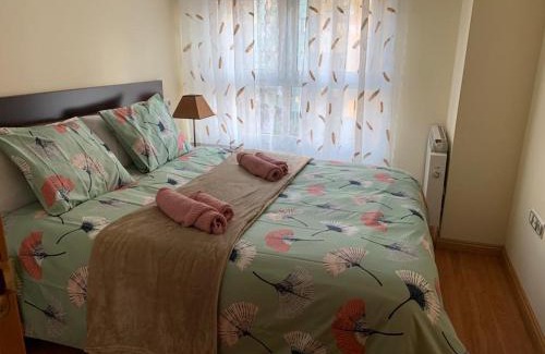 La Corredoria y Ventanielles Apartment | APARTAMENTO MOTA-2 HUCA-LOS PRADOS; PARKING Y WIFI GRATIS