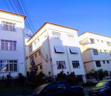 Teresopolis Apartment | Apartamento para suas férias próximo a avenida, localizado no 3 pavimento em prédio sem elevador
