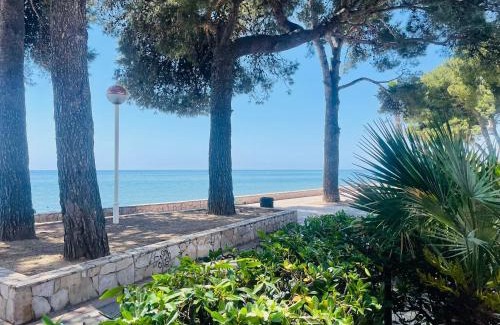 Vilafortuny Apartment | Apartamento vistas al mar, con acceso directo a la playa, piscina y parking gratis!