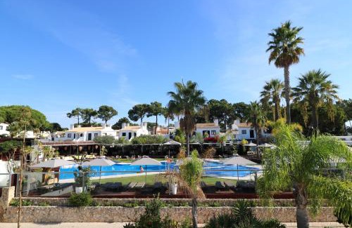 Quarteira Apartment | Apartamentos Honorio - Pool and Garden