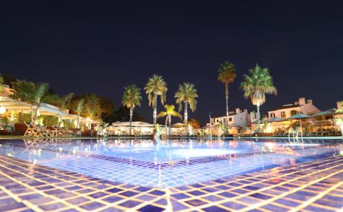 Quarteira Apartment | Apartamentos Honorio - Pool and Garden