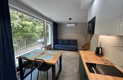 Ustka Apartment | Apartamenty w sam las by KLIF Ustka - apartament dwupoziomy z klimatyzacją, balkonem i widokiem na las