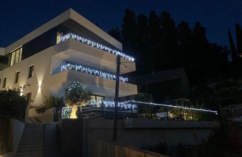 Sarsoni Apartment | Aparthotel Villa V with heated pool and breakfast