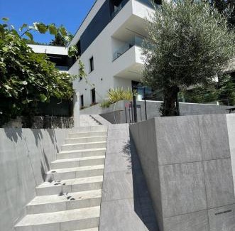Sarsoni Apartment | Aparthotel Villa V with heated pool and breakfast