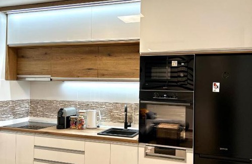 Sremska Mitrovica Apartment | Apartman Lux-besplatno korišćenje zasebne garaže