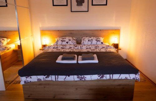 Gospic Apartment | Apartman oak Nikola's lamp
