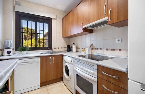 Los Gallos-Cerromolino Apartment | Apartment 'En Playa De La Barrosa' with Shared Pool, Wi-Fi and Air Conditioning