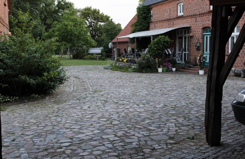 Blievenstorf Apartment | Apartment 'Damwildhof Fewo Zur Kastanie' with Shared Garden and Wi-Fi