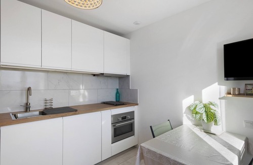Egat Apartment | Apartment 'À Louer - Égat' with Mountain View, Private Terrace and Wi-Fi
