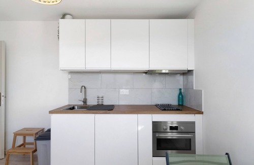 Egat Apartment | Apartment 'À Louer - Égat' with Mountain View, Private Terrace and Wi-Fi