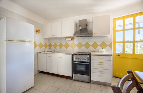Baiona Apartment | Apartment 'Amarelo' with Private Terrace, Balcony and Wi-Fi