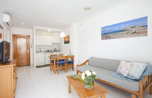 Colonia Sant Jordi Apartment | Apartment 'Apartamento Estándar' with Balcony, Wi-Fi and Air Conditioning
