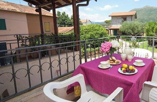 Campochiesa Apartment | Apartment 'Begonia' with Shared Pool, Shared Garden and Wi-Fi