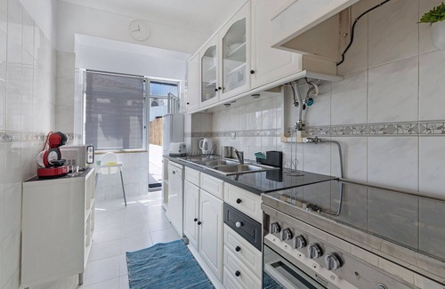 Cacilhas Apartment | Apartment 'Cantinho Do Tejo' with Private Terrace and Wi-Fi