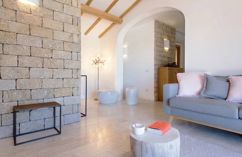 San Pantaleo Apartment | Apartment 'Casa Il Gelsomino San Pantaleo' with Shared Pool, Wi-Fi and Air Conditioning