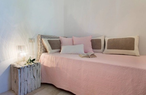 San Pantaleo Apartment | Apartment 'Casa Il Gelsomino San Pantaleo' with Shared Pool, Wi-Fi and Air Conditioning