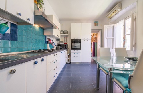Calasetta Apartment | Apartment 'Casa Nora' with Private Terrace, Wi-Fi and Air Conditioning