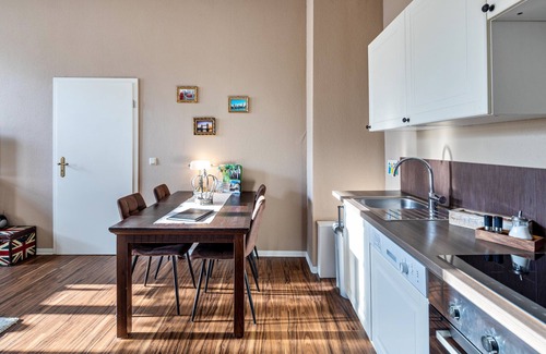 Mühlhausen Apartment | Apartment "City-Apartments Fewo London" with Pool, Terrace & Wi-Fi