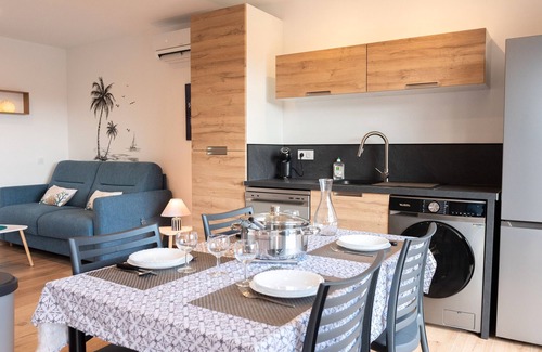 Sorede Apartment | Apartment 'Côté Mer' with Mountain View, Wi-Fi and Air Conditioning