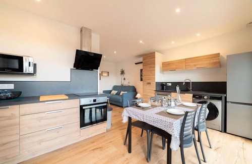 Sorede Apartment | Apartment 'Côté Mer' with Mountain View, Wi-Fi and Air Conditioning