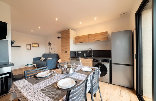 Sorede Apartment | Apartment 'Côté Mer' with Mountain View, Wi-Fi and Air Conditioning