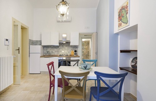 Rutigliano Apartment | Apartment 'Dimora Di Bacco' with Shared Terrace, Wi-Fi and Air Conditioning