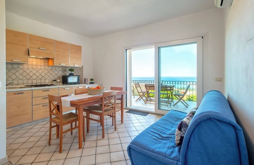 Paduledda Apartment | Apartment 'Due Passi Dal Mare' with Sea View, Private Garden and Air Conditioning