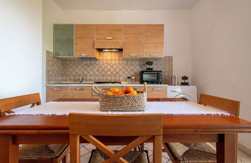 Paduledda Apartment | Apartment 'Due Passi Dal Mare' with Sea View, Private Garden and Air Conditioning