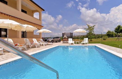 Kastelir-Labinci Apartment | Apartment Dvori with pool