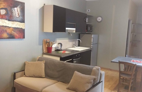 Eaux-Bonnes Apartment | Apartment-Ensuite with Shower-Coquelicot